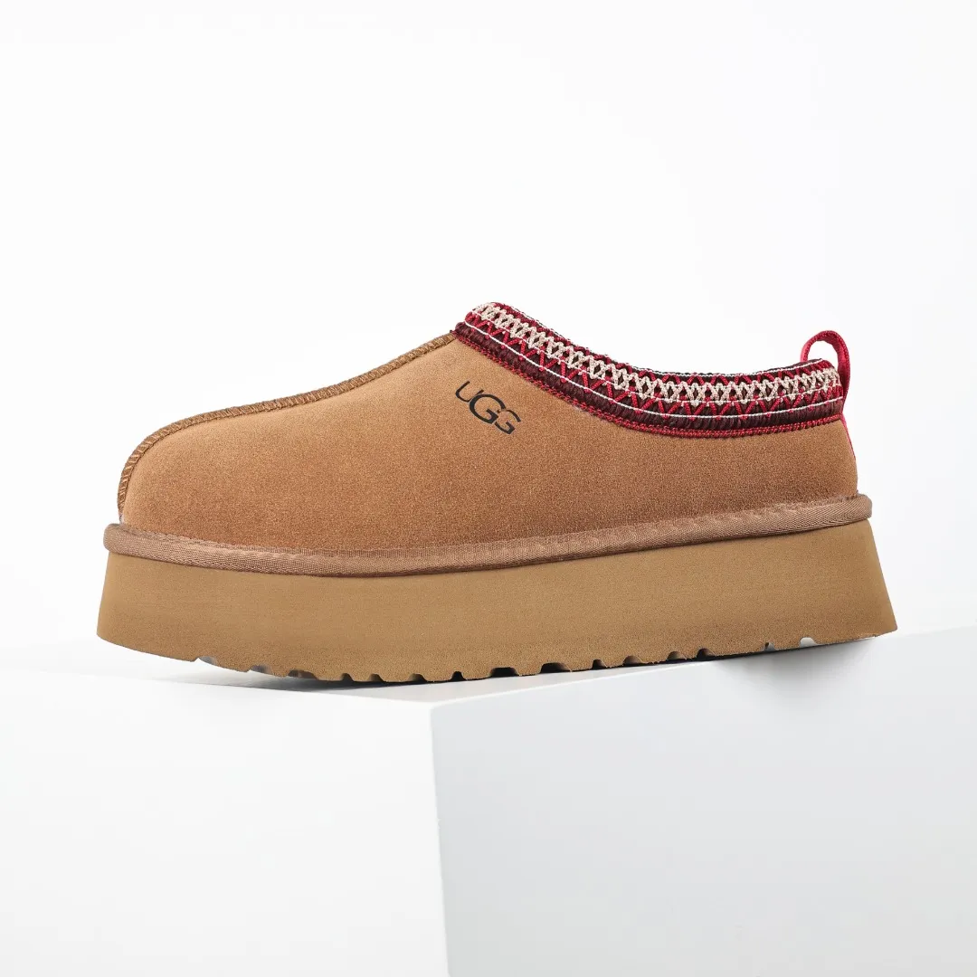 Pick up locally 💰460 The core recommendation is good price E4 UGG Tats series thick model Muller style toe-cap 5CM half slippers Ethnic style autumn and winter snow boots High-quality sheepskin fleece insulation and heat lock Made of TPU molded suede upper material Built-in artificial curly wool plush lining and 10mm UGGPURE™ implanted wool lining and removable UGGPURE™ implanted wool insole Lightweight, non-slip and comfortable rubber outsole with brand logo and trademark. Comes with complete packaging. Size: 35 36 37 38 39 40. It is recommended to choose one size larger.